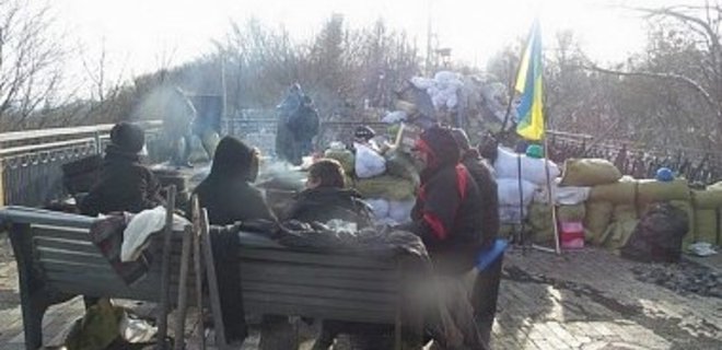 В Киеве начали восстанавливать сгоревший Мост влюбленных - Фото