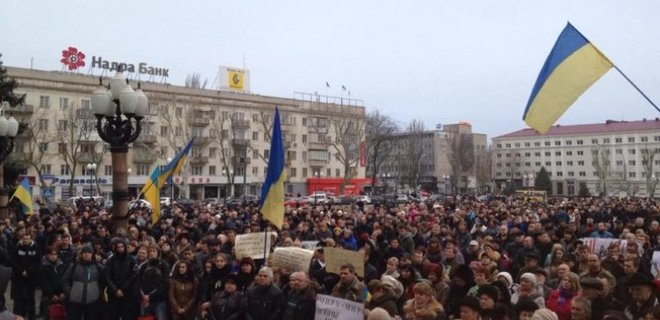 В Херсоне проходит массовый митинг за целостность Украины  - Фото