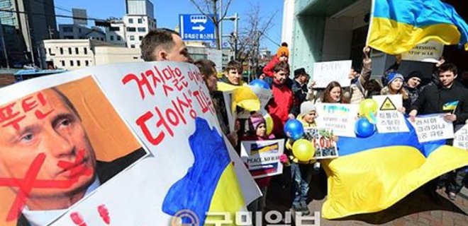В Южной Корее пикетировали посольство РФ из-за агрессии в Крыму - Фото