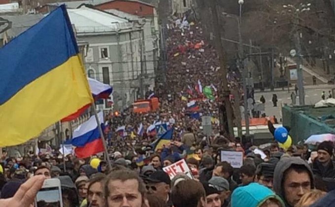 Десятки тысяч россиян протестуют против ввода войск в Украину 