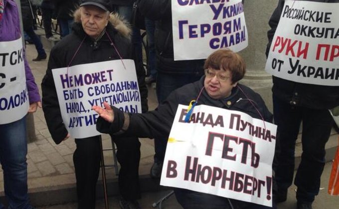 Десятки тысяч россиян протестуют против ввода войск в Украину 