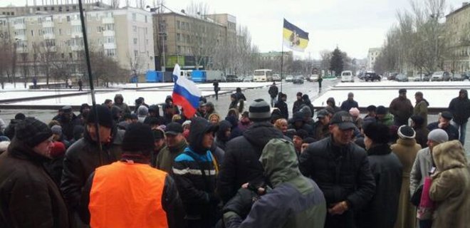 В Донецке проходит немногочисленный пророссийский митинг - Фото