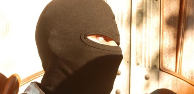 Луганская милиция будет задерживать людей с масками на лицах - Фото