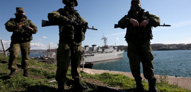 В Крыму заблокированы военные корабли Украины, моряки ждут штурма - Фото