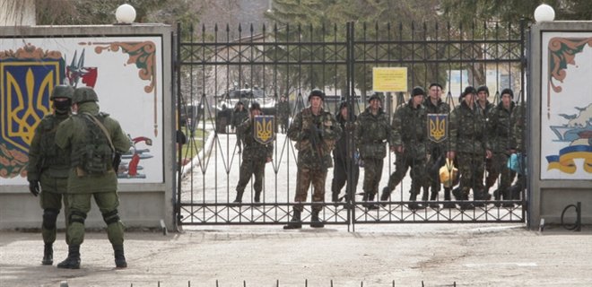 СНБО Украины поручил Минобороны вывести военных из Крыма - Фото