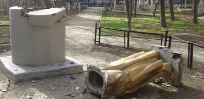 В Николаеве закрыли уголовные дела по сносу памятника Ленину - Фото