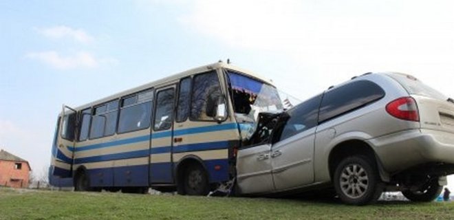 ДТП во Львовской области: двое погибших, 10 раненых - Фото