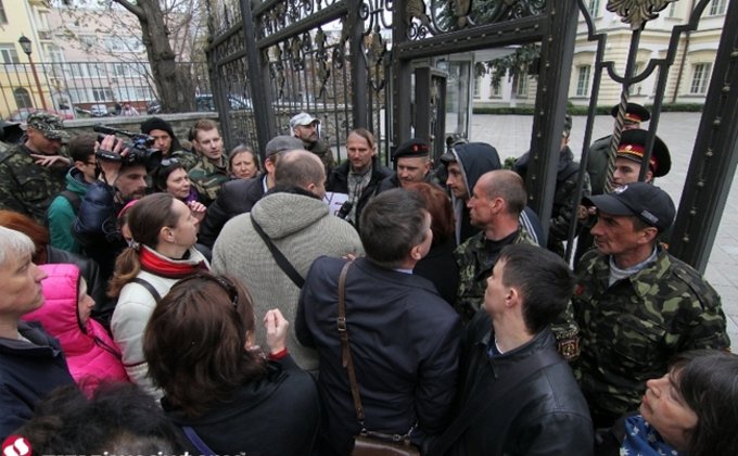 Активисты блокируют экстренный съезд Верховного Суда Украины