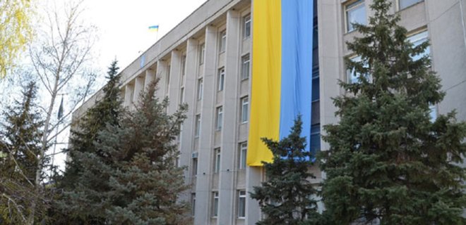 В Херсоне на здании горсовета вывесили большой флаг Украины - Фото