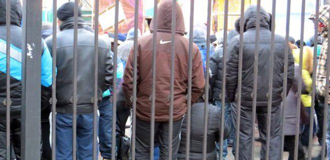 В Харькове 300 сепаратистов блокируют базу 