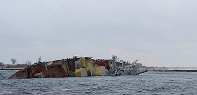 На Донузлаве россияне поднимают затопленные ими корабли - Фото