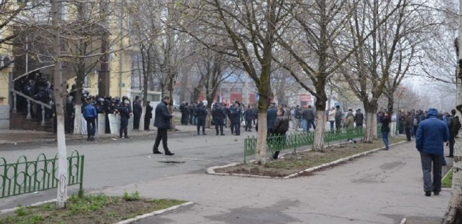 Митингующих за единство Украины избили возле горУВД в Мариуполе - Фото