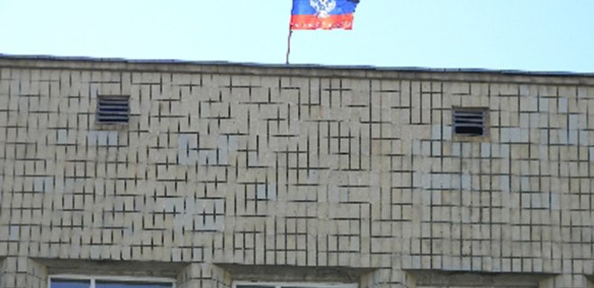 В Новоазовске и Красноармейске над горсоветами подняли флаги ДНР - Фото