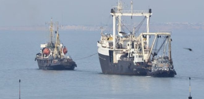 Россия вернула Украине еще два судна ВМС - Фото