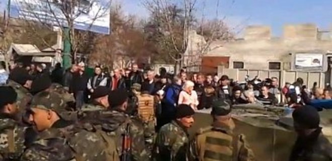 Военные, сдавшие бронетехнику, ответят перед судом - Турчинов - Фото