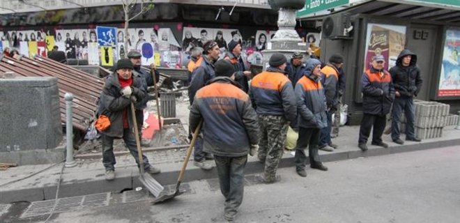 На Грушевского коммунальщики начали разбирать баррикады - Фото