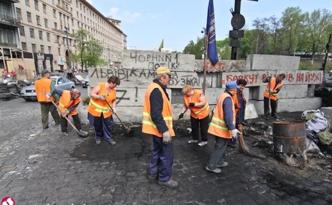 Коммунальщики расчищают центр Киева от баррикад