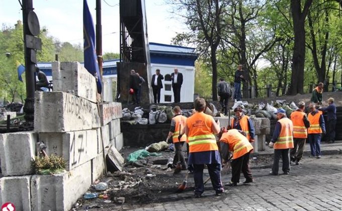 Коммунальщики расчищают центр Киева от баррикад
