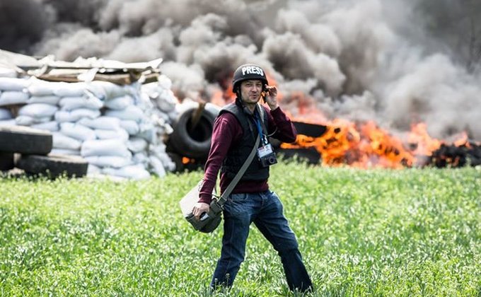 Фоторепортаж из Славянска: БТРы и горящие блокпосты  