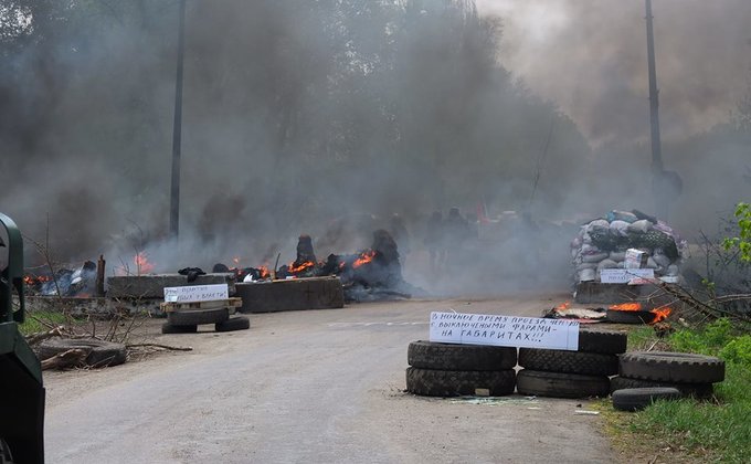 Фоторепортаж из Славянска: БТРы и горящие блокпосты  