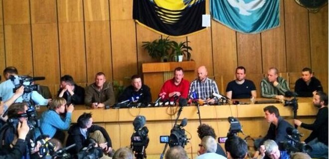 Сепаратисты Славянска показали СМИ пленных наблюдателей ОБСЕ - Фото