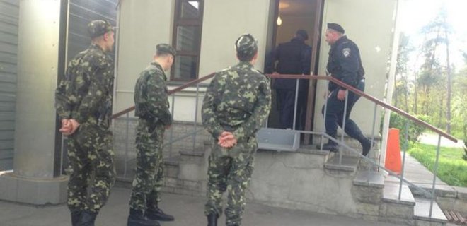 В Конча-Заспе охранники госдач пытались запугать журналистов - Фото