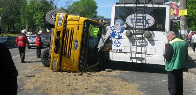 В Киеве грузовик врезался в троллейбус, 18 пострадавших - Фото