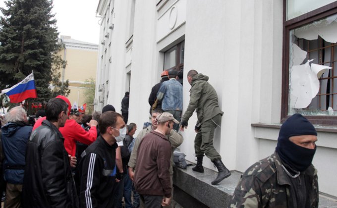 Фоторепортаж захвата Луганской ОГА: разбитые стекла и флаги РФ 