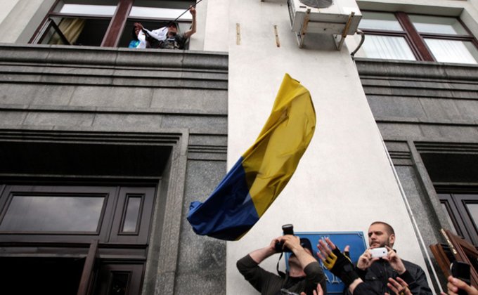 Фоторепортаж захвата Луганской ОГА: разбитые стекла и флаги РФ 