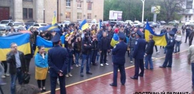 Жители Луганска провели акцию за единство Украины - Фото