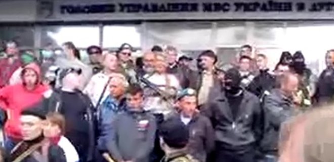 В Луганске экстремисты с автоматами окружили главк МВД - Фото
