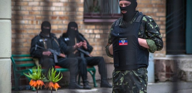 Террористы завезли оружие на территорию телецентра в Донецке - Фото