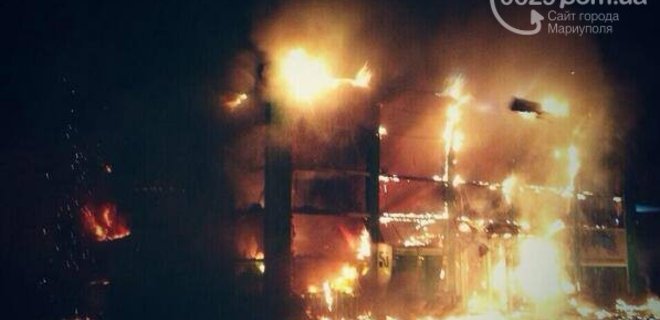 В Мариуполе сепаратисты сожгли главный офис Приватбанка - Фото