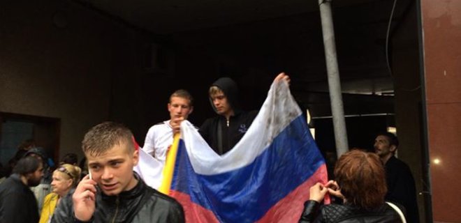 В Одессе сепаратисты вывесили флаг России на здании МВД - Фото
