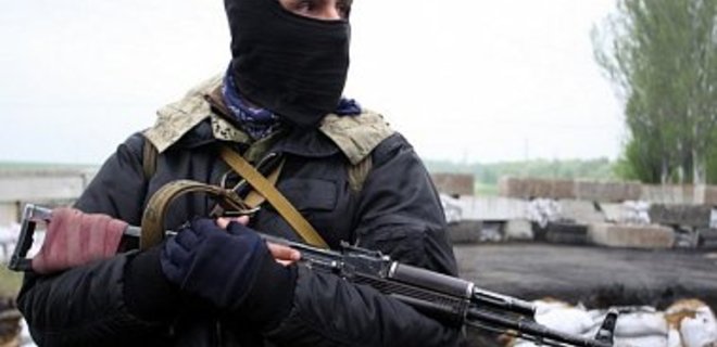 В Свердловске вооруженные сепаратисты захватили грузовики - Фото