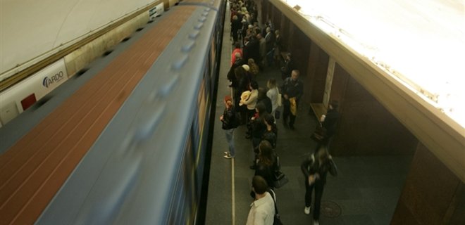 В киевском метро пассажир упал под поезд - Фото