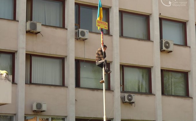 Над горсоветом Мариуполя вывесили флаг Украины, убирают баррикады