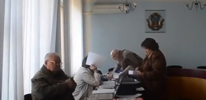 Выборы президента: в Донецке боевики ограбили окружком  - Фото