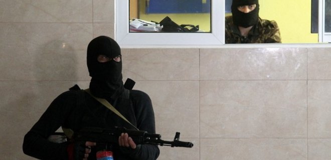 Прокуратуру Северодонецка блокируют два вооруженных человека - Фото