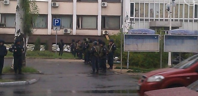 Военные оцепили здание горсовета в Мариуполе - Фото