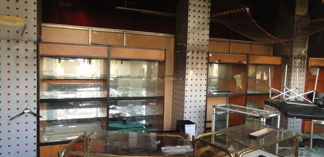 Погром в Мариуполе: мародеры грабят магазины - Фото