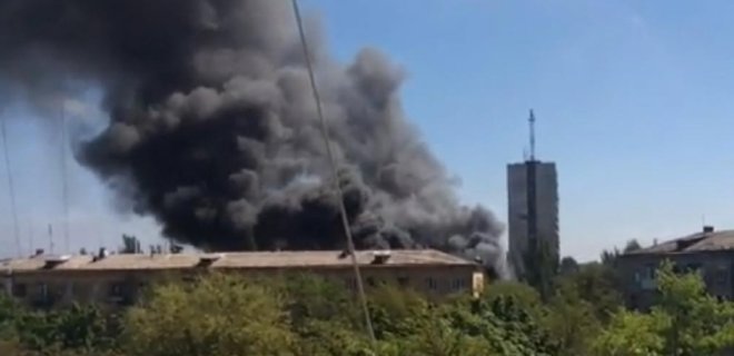 В Мариуполе горят верхние этажи здания горсовета - Фото
