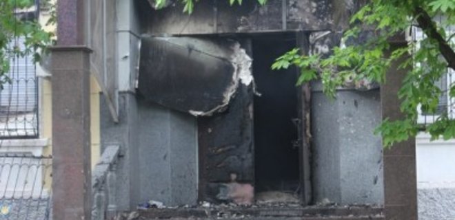 В сгоревшем мариупольском горуправлении милиции найден труп - Фото