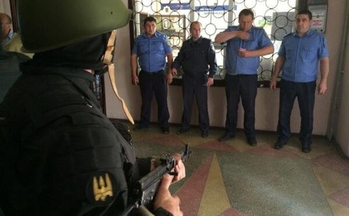 Батальон Донбасс захватил УВД за сотрудничество с сепаратистами