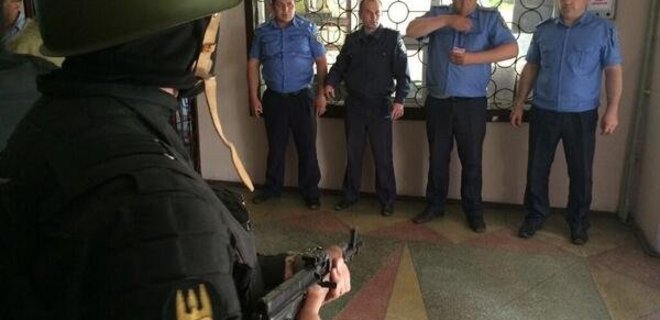 Аваков предостерег милиционеров от сотрудничества с сепаратистами - Фото