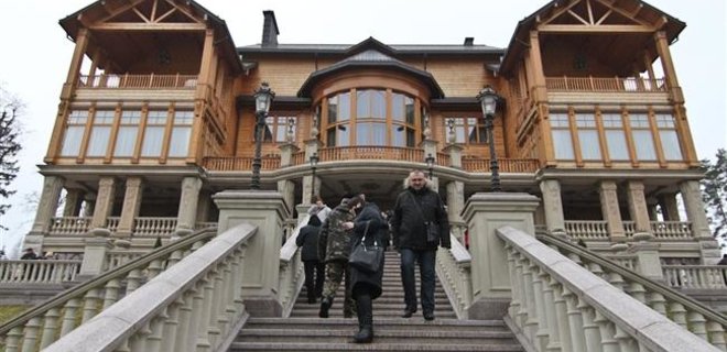 Кабмин решил продать арестованное имущество Януковича - Фото