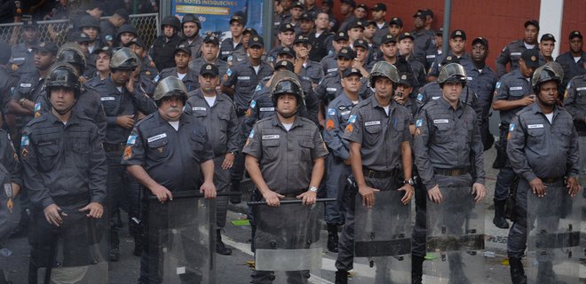 Полиция Бразилии выходит на забастовку - Фото