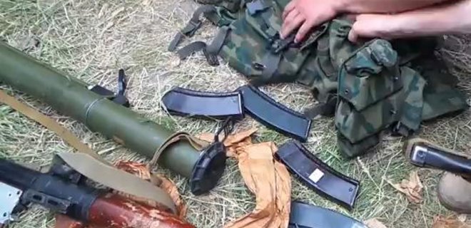 Террористы используют оружие, захваченное военными РФ в Крыму - Фото