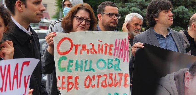 Украинские кинематографисты пикетировали посольство России - Фото