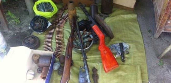 В Херсоне у местного жителя изъяли арсенал оружия - Фото